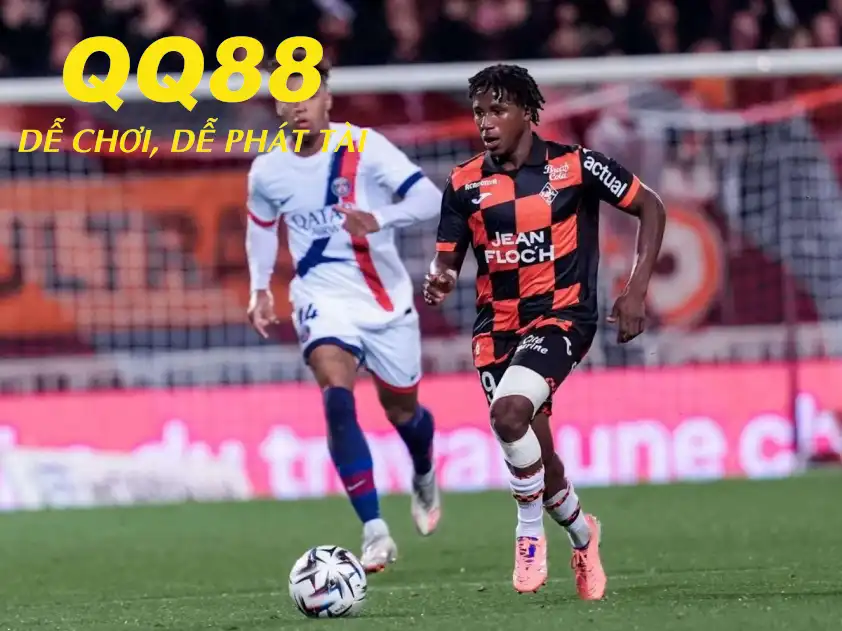 Lorient (bên phải) cần chiến đấu với tinh thần như ở trận gặp PSG để cải thiện thành tích của mình trên BXH (Ảnh: Ligue 1)